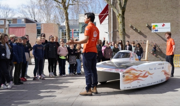 Een eerder schoolbezoek van het team in Delft. Het team neemt Nuna Phoenix mee. Met deze auto werd het team wereldkampioen in Australië en Zuid-Afrika. Vorig jaar reden ze er een wereldrecord mee.