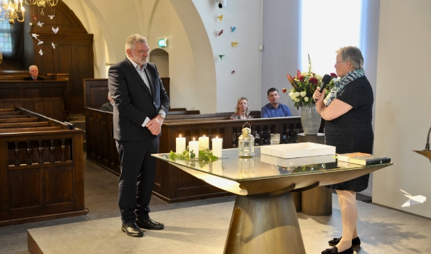 Ida Hogendoorn spreekt de jubilerende organist Frank Firet toe.