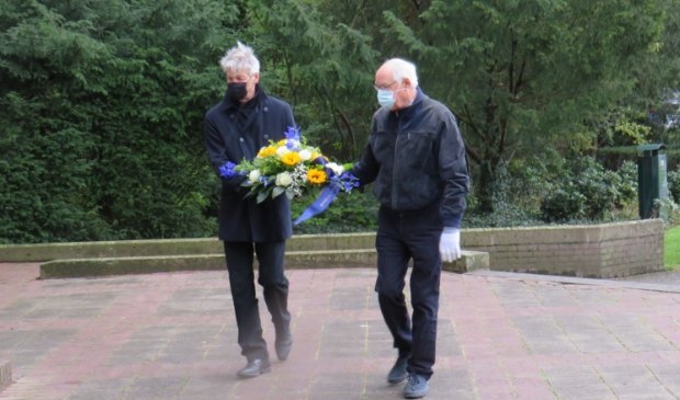Remkon Steen en Albert Schol leggen een bloemstuk bij het mausoleum in Ede