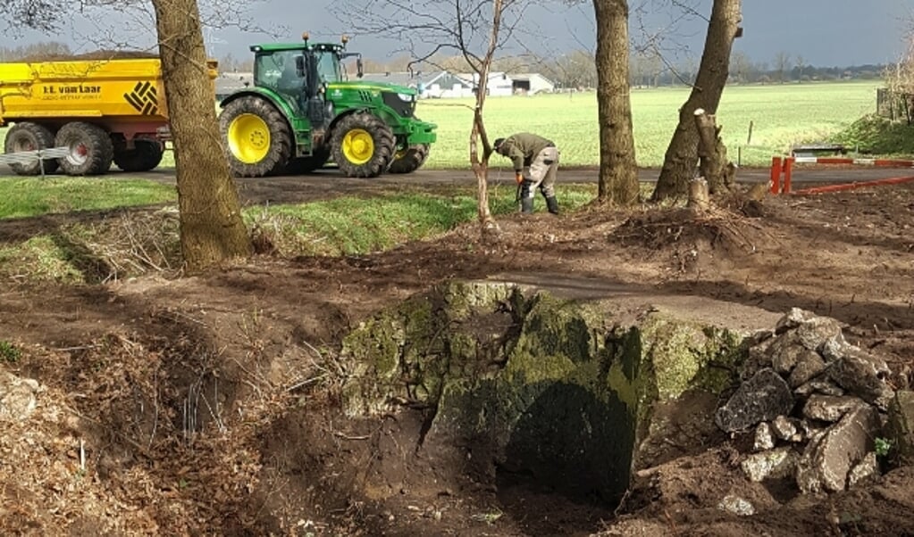 De gietstalen koepel werd in de oorlog verwijderd. Het beton eronder is nu weer zichtbaar. Het is een bijzonder element in het landschap dat onlangs tevoorschijn is gekomen.