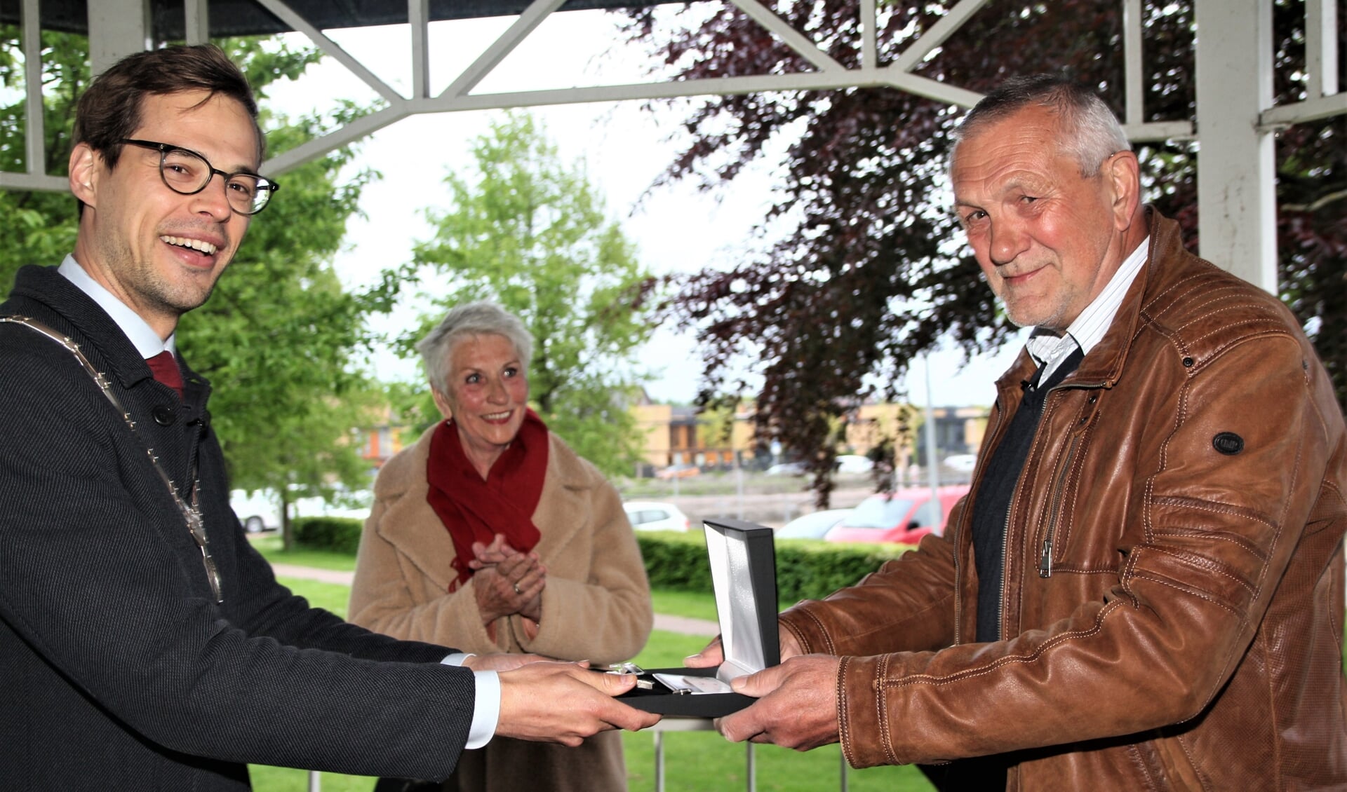  Locoburgemeester Jurgen Nobel overhandigde Cok de Ruijter de gemeentelijke erespeld.  