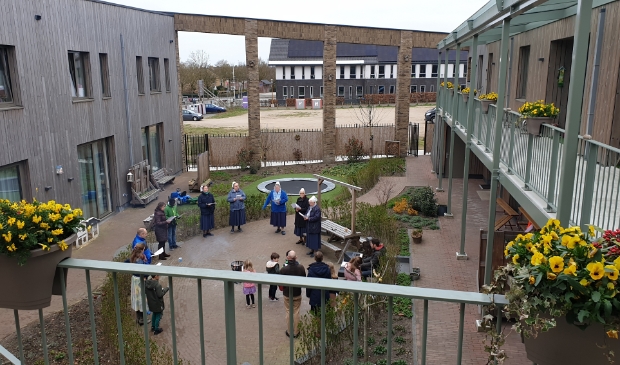De zusters en de gezinnen zingen in de binnentuin paasliederen op Eerste Paasdag; toen nog alleen met leden van de leefgemeenschap.