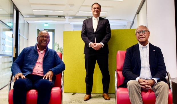 <p>Michel Patty (links) en Jan Lawalata op bezoek bij burgemeester Bouwmeester.</p>