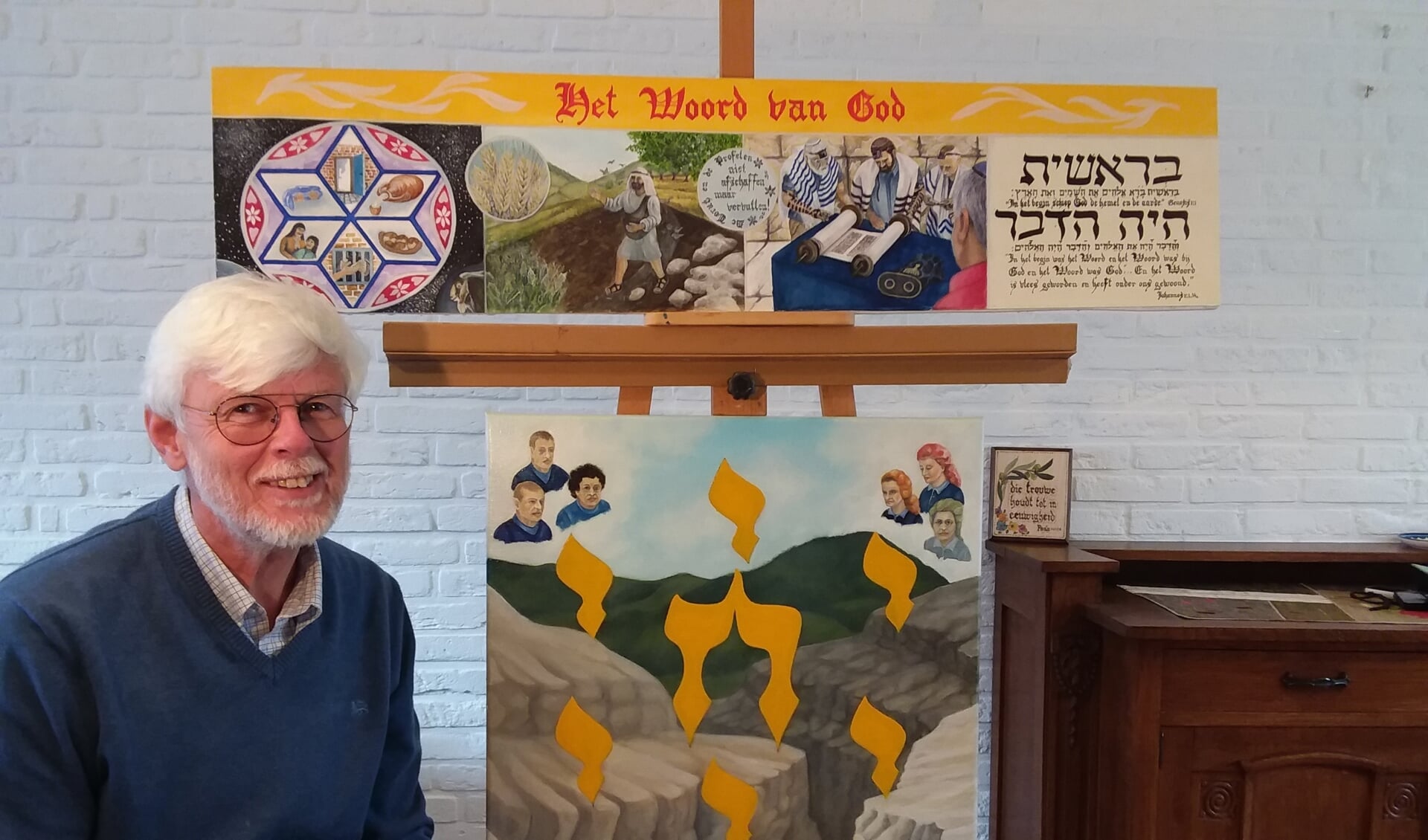 Ds. Sjaak Maliepaard met een panoramaschilderij over 'de Heere Jezus als Het Woord van God' (aquarel) en een olieverfschilderij over 'het dal van dorre doodsbeenderen' naar aanleiding van Ezechiël 37.