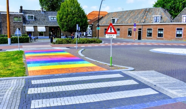 Het regenboogzebrapad in Harderwijk.