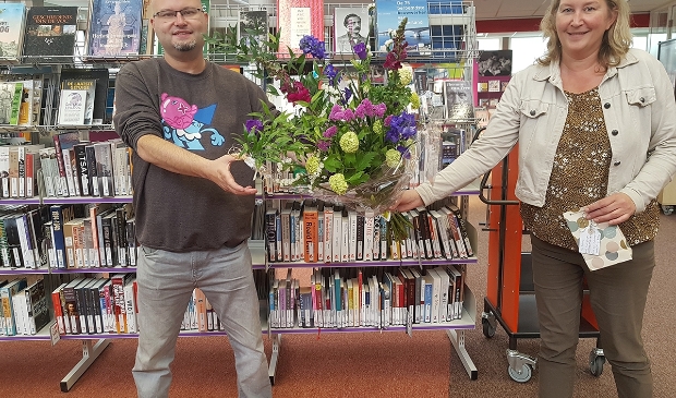 Remco wordt in de bloemetjes gezet door Josephine van Bentum