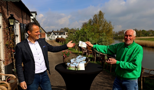 <p>Op 6 mei werd het eerste exemplaar van het waardebonnenboekje ‘Beleef het in West Betuwe’ door werkgroeplid Look Boden overhandigd aan wethouder Recreatie & toerisme Rutger van Stappershoef. </p>