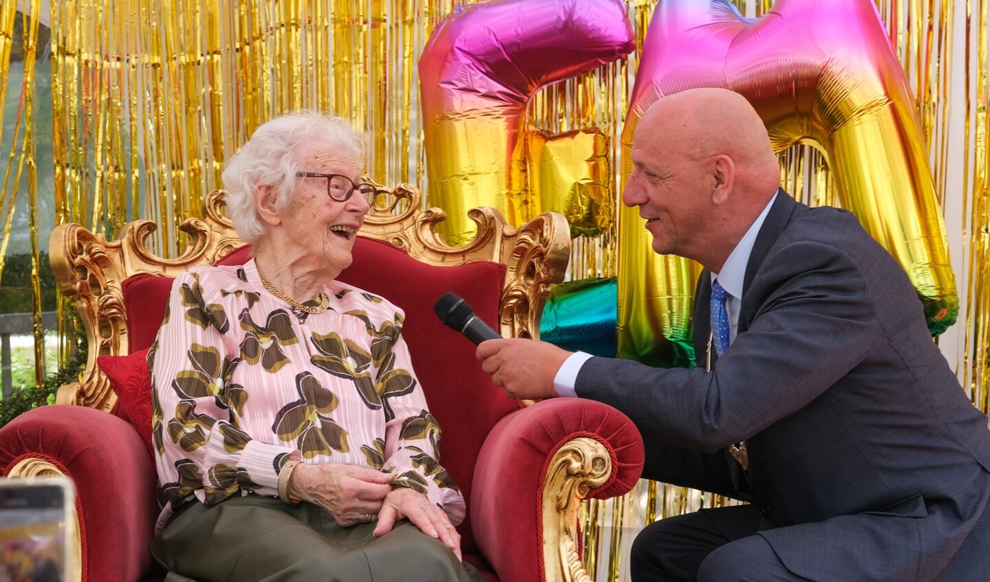 Mevrouw Emilie Christine Labruyère-Claus uit Hoofddorp wordt 100 jaar