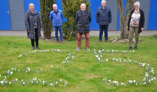 Het bestuur van Pepijnhof bij de krokusbolletjes in '25' vorm