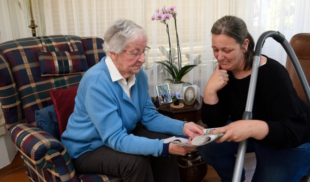 Sonja Hendriksen (rechts) van Atlashulp biedt al jaren huishoudelijke hulp aan mevrouw Govers.