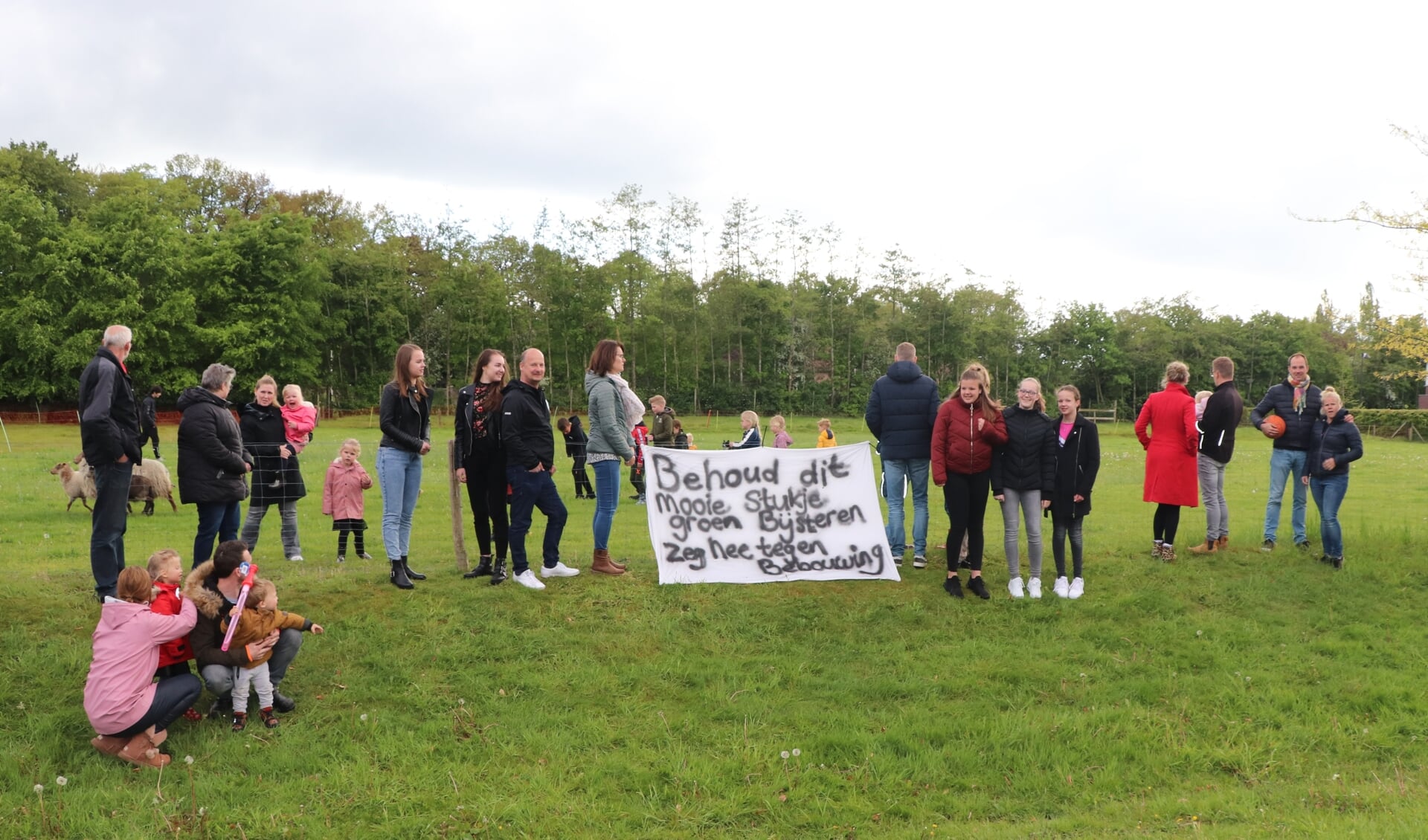 De omwonenden van de Huybertsenweg zijn een petitie gestart tegen de bouw van flexwoningen op de schapenweide.