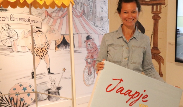 <p>Karina Veeren met haar boek.</p>