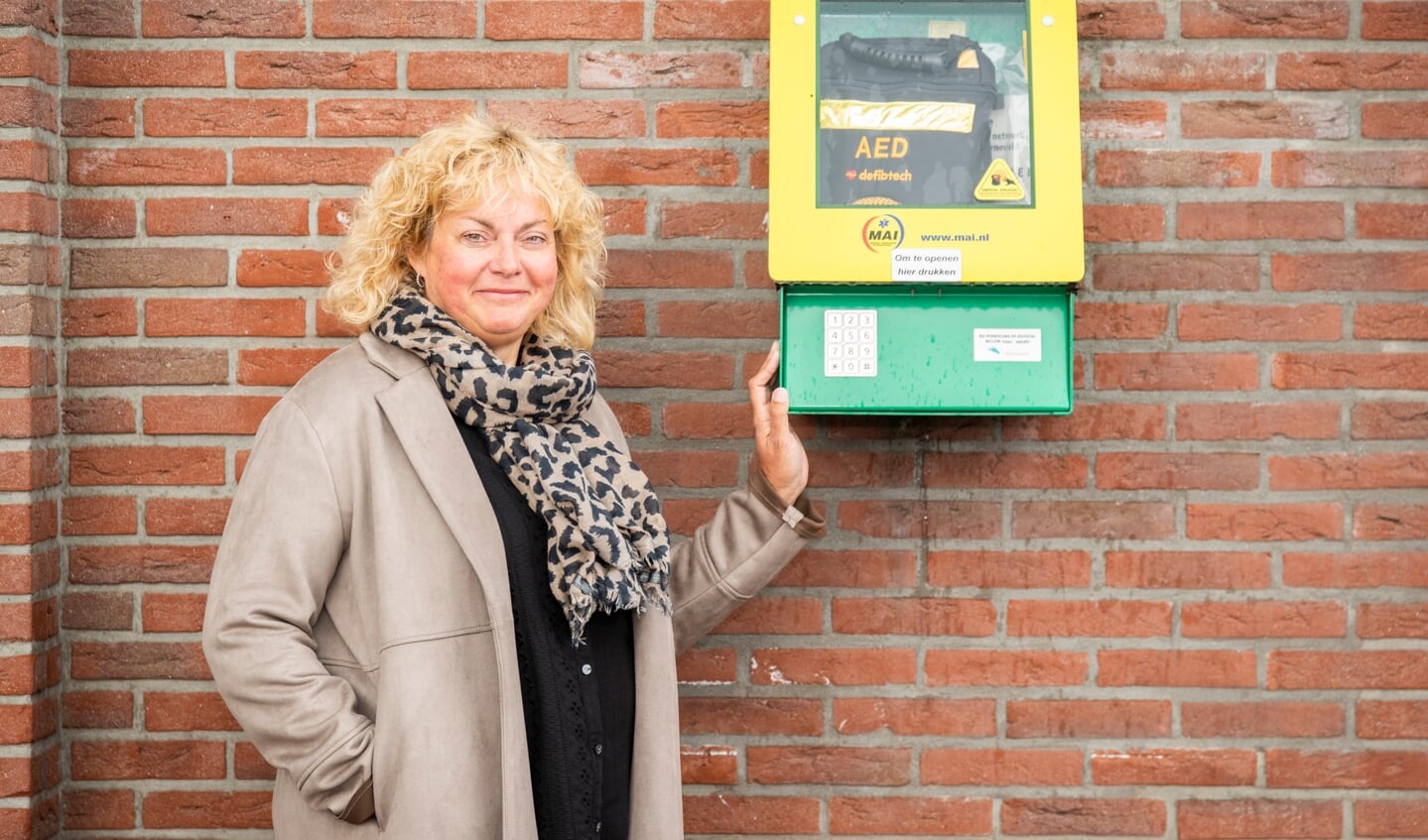 Joyce van Koesveld bij de AED-kast aan het Smidsplein in Voorthuizen.