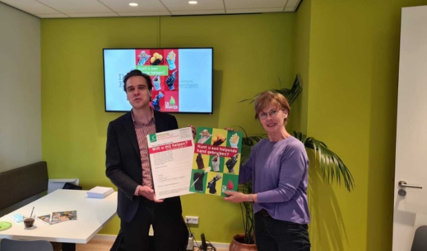 <p>Wethouder Marijn van Ballegooijen icerhandigt de eerste Nabuurschap Hulpkaart aan Wilke Peeters, coördinator van Medisch Centrum Zonnestein. </p>