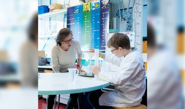 <p>Scheikundeles in het laboratorium van basisschool De Klokbeker.</p>