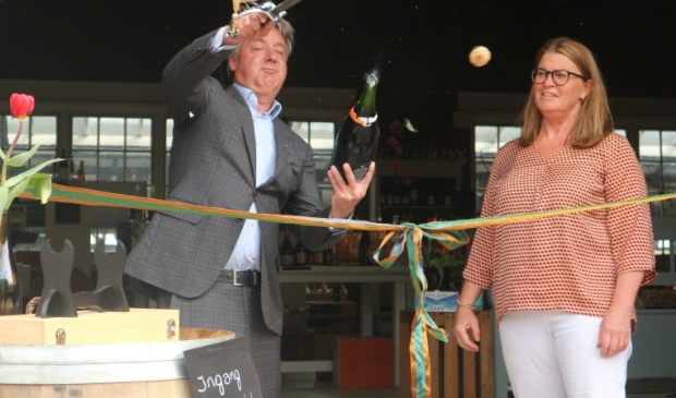 <p>Aan burgemeester David Moolenburgh de eer om de wijnbar officieel te openen.</p>