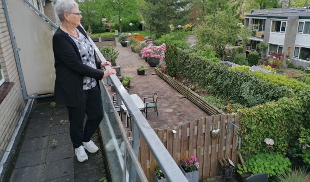 Margot geniet alvast van het uitzicht vanaf haar elf meter breed balkon. In juli neemt zij haar intrek aan de Dorser.
