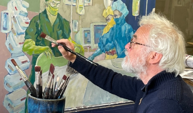 <p>Kunstenaar Harbert Booij werkt aan zijn schilderij ‘Toevlucht’. Het stelt de vraag centraal waar mensen hun toevlucht zoeken. </p>