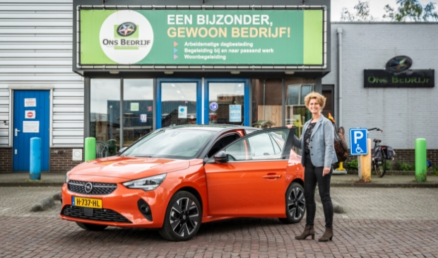 <p>Wilma Gorissen, directeur van Ons Bedrijf, met de volledig elektrische Opel Corsa-e. ,,Een mooi visitekaartje.''</p>