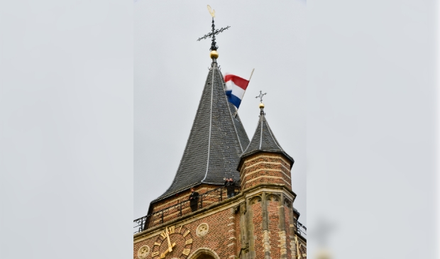 <p>Het spelen van het Wilhelmus vanaf de toren van de Grote kerk</p>