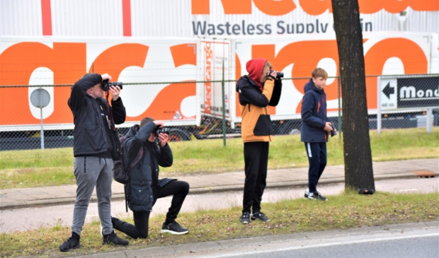 <p>Danny van Dijk (tweede van links) was met zijn vrienden aan het autospotten in Soesterberg.</p>