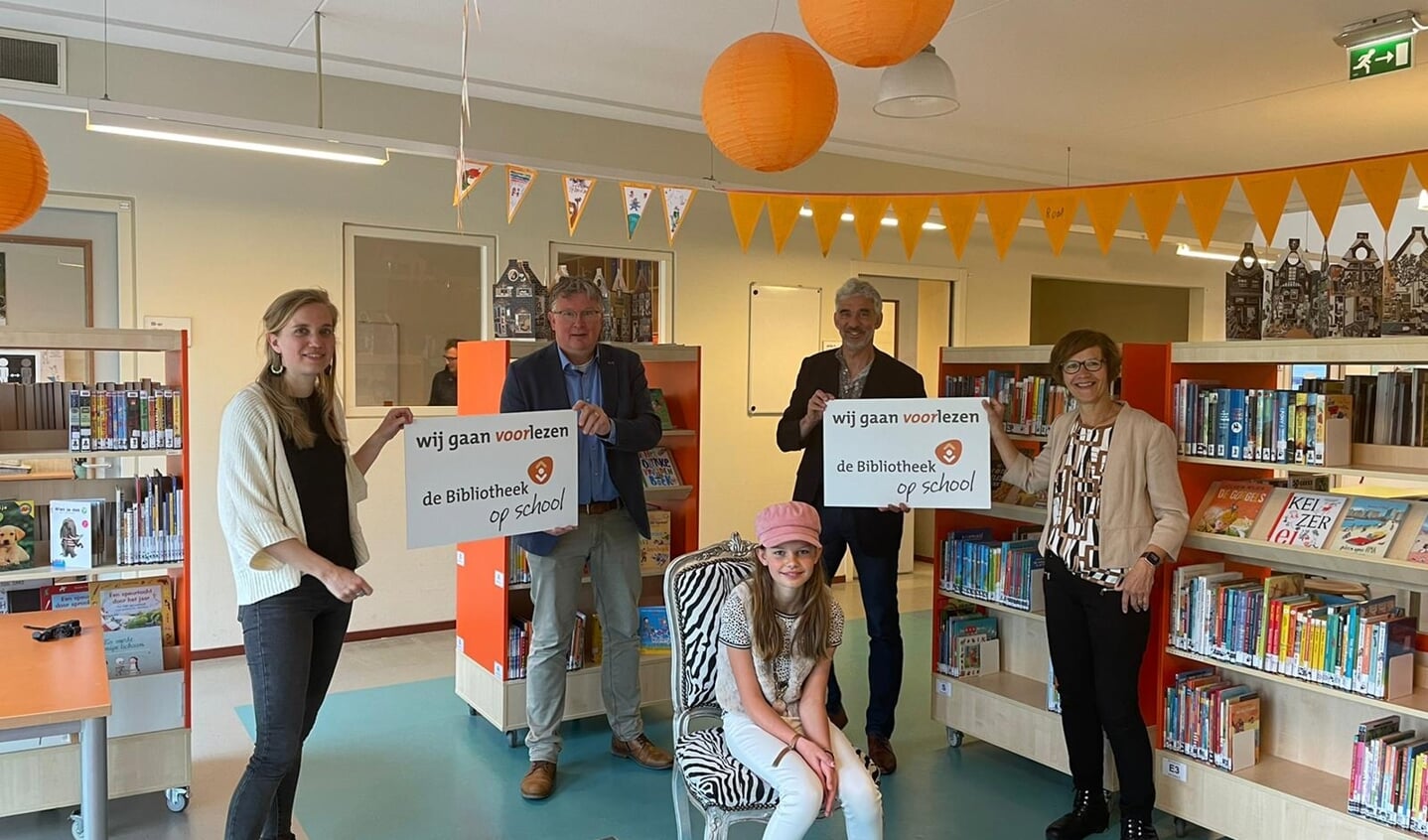 vlnr: Vivian Segers leesconsulent , Jocko Rensen wethouder Gemeente Bunnik, Frans Funnekotter directeur RegioCultuurCentrum Idea, Directeur Delteykschool Corine Flapper en vooraan kinderburgemeester Lise Wieman
