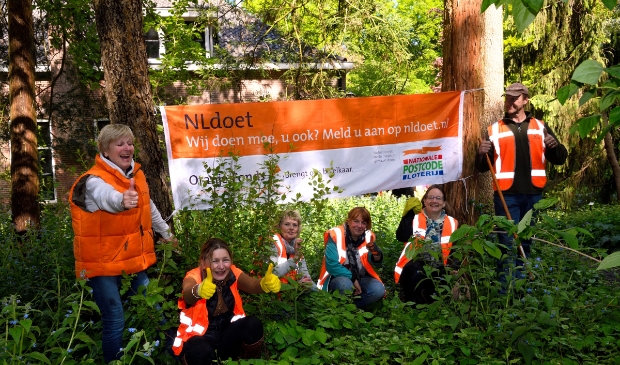 Vrijwilligers aan de slag voor NL Doet op Landgoed Schovenhorst