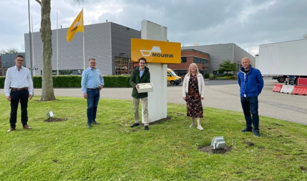 Op de foto links 3 heren van Mourik Infra: Harry Brekelmans en Leo Buitendijk, bedrijfsleiders Mourik Techiek en Bas Breider, recruiter. Rechts de delegatie van de Willem: Marjola Vernooij, afdelingsassistent en Jor den Besten, docent natuurkunde.