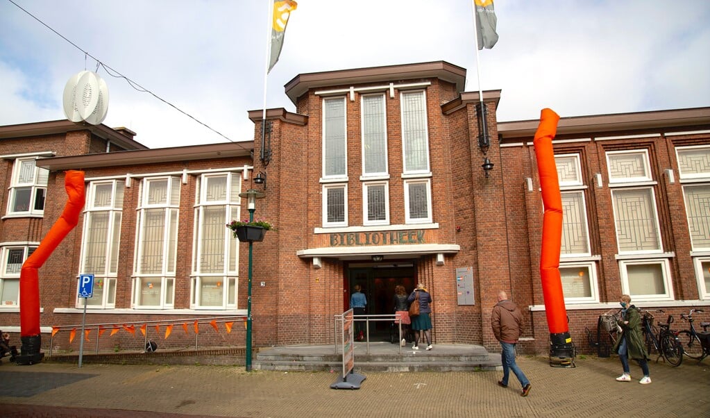 Het monumentale pand van de bibliotheek in Barneveld is één van de zestien gemeentelijke gebouwen die komende jaren flink verduurzaamd worden.