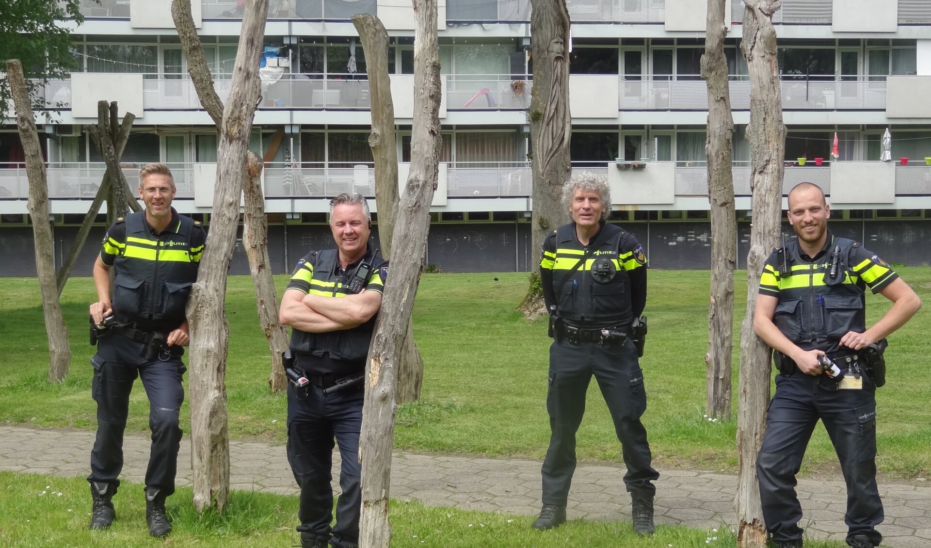 Joost-Jelmer Kasper (links), wijkagent Jurrien Bijl, Wilco Berenschot en wijkagent Anton Advokaat leggen hun oor te luisteren.