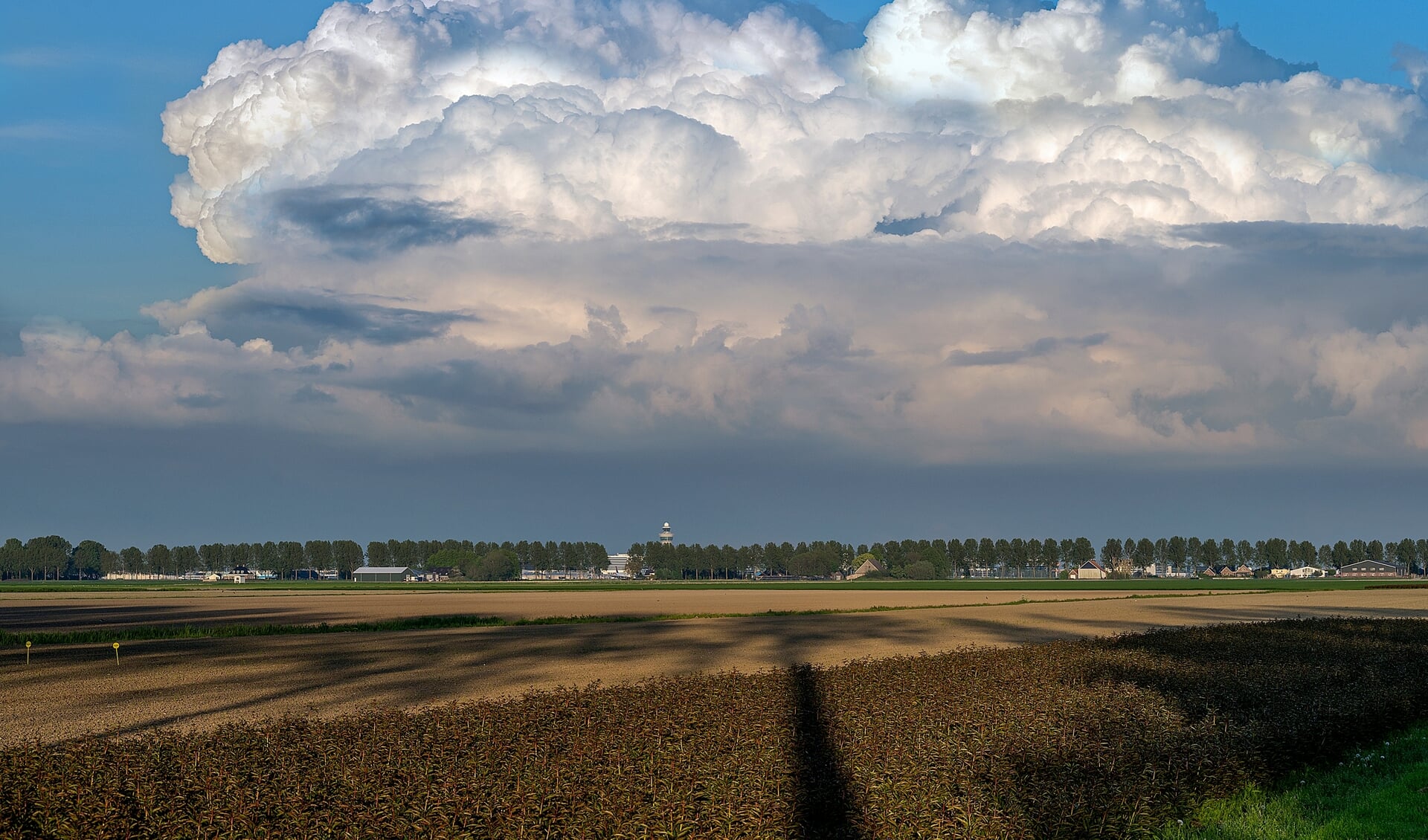 Donkere wolken rukken op richting Haarlemmermeer.  