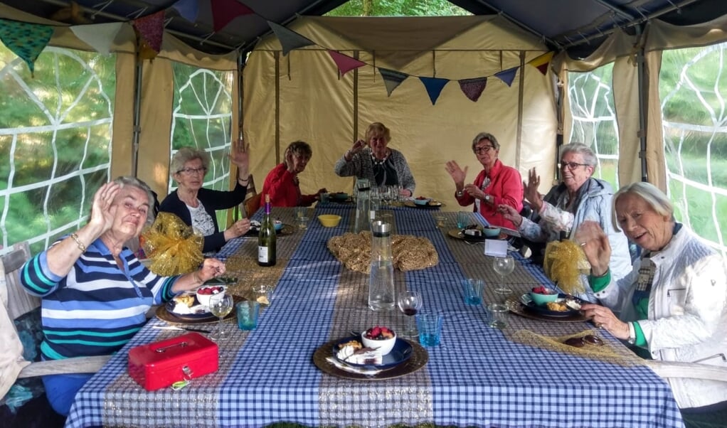 Ouderen willen meer activiteiten samen doen, zoals samen eten. 