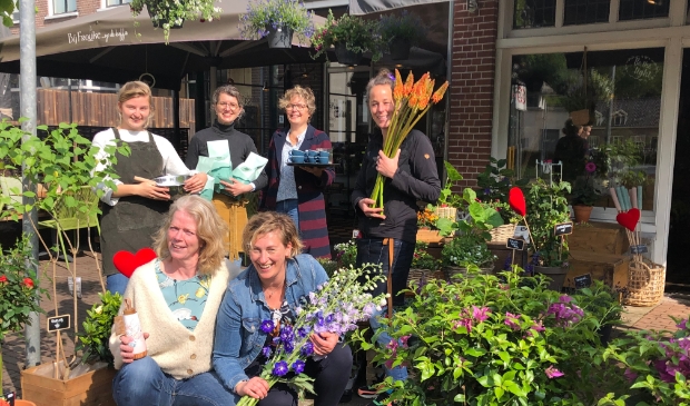 <p>Sophie Giethoorn, Karen van Houwelingen, Carole Mulder en Anouk Jansen (achter, van links naar rechts). Onderaan: Frouke Stad en Aritha van de Braak.</p>