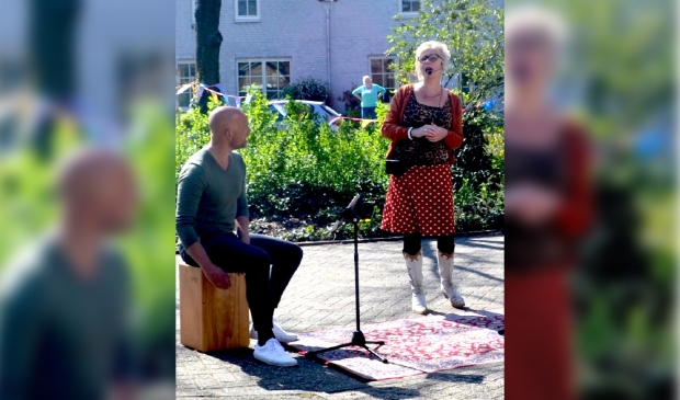 Keetje&Ko speelt op verzoek van een nichtje voor haar 80-jarige tante