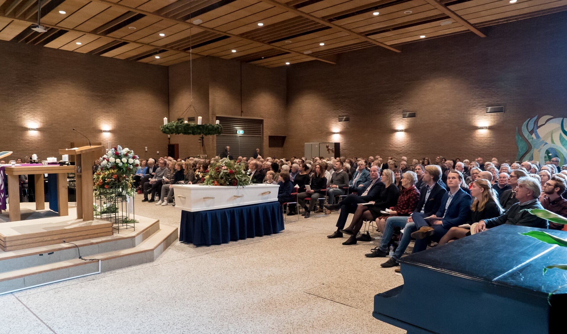 Een uitvaartdienst met 300 mensen zo dicht bij elkaar is niet meer voor te stellen.