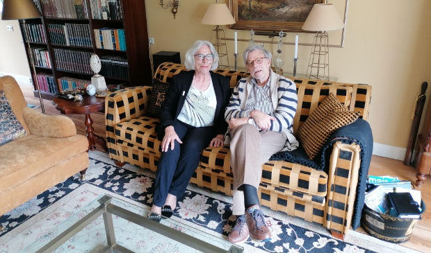 Sylvia en Henk Drost relaxend in de living op de eerste verdieping. ,,Dit is een compleet huis waar we heerlijk gastvrij konden zijn."