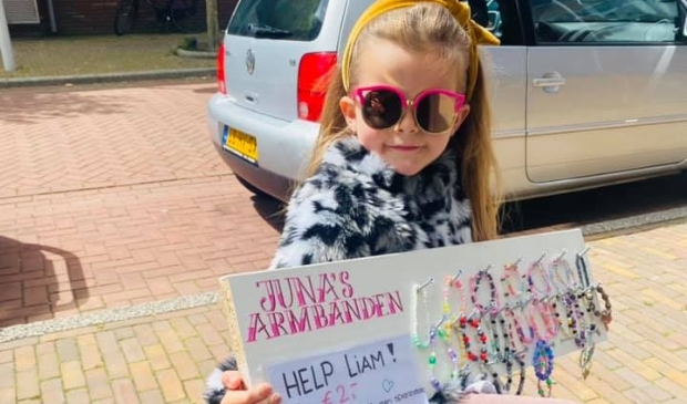 <p>Juna (6) maakte armbandjes om geld op te halen voor de zieke Liam.</p>