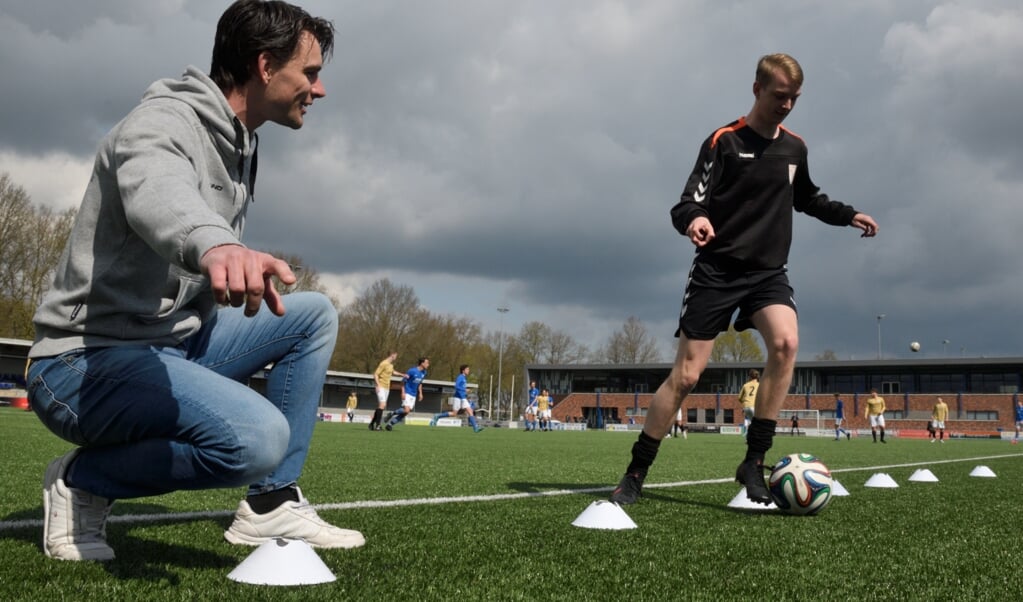 Kunstgrasveld van SDCP. In het gras ligt fijngemalen rubber om de eigenschappen van natuurgras te evenaren.