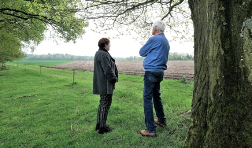 Het echtpaar Koomen maakt zich grote zorgen over de natuur en uitzicht op Plantage Willem III. (Foto: Jan van den Brink)