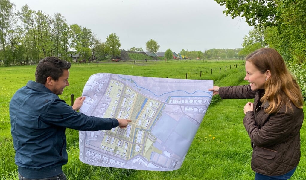 Projectleider Jan van Essen wijst op de kaart aan wethouder Marieke Teunissen een waterpartij aam die straks bijdraagt aan de waterhuishouding in het betreffende gebied.