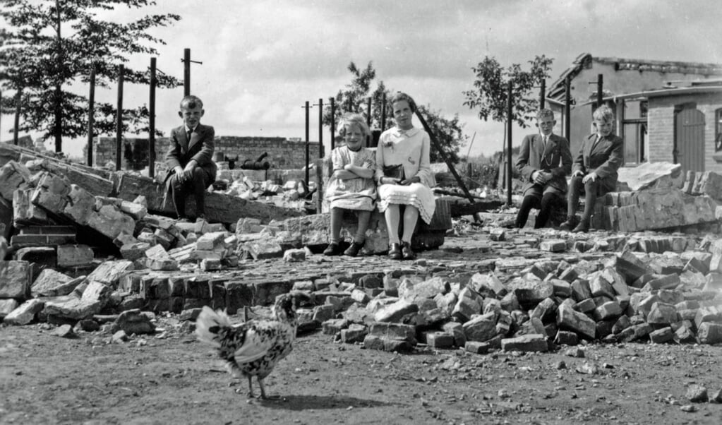 Johan, Marietje, Annie, René en Jan van Eijden op de resten van boerderij Midden Hagenouw