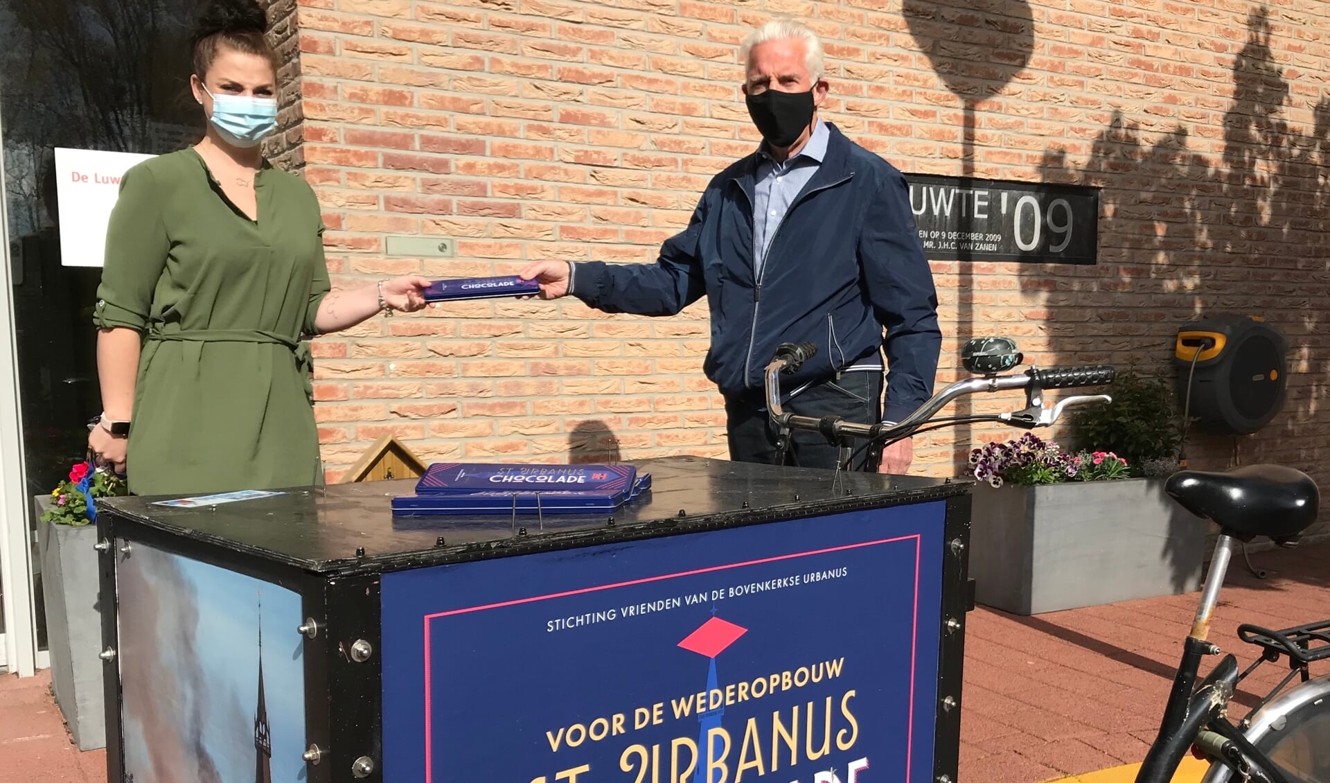 Yael van Egmond neemt het zorgcompliment in ontvangst namens Zonnehuis Amstelland De
Luwte.
