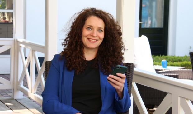 Malou van der Starre op de veranda van haar ouderlijk huis in Doorn, waar zij opgroeide.