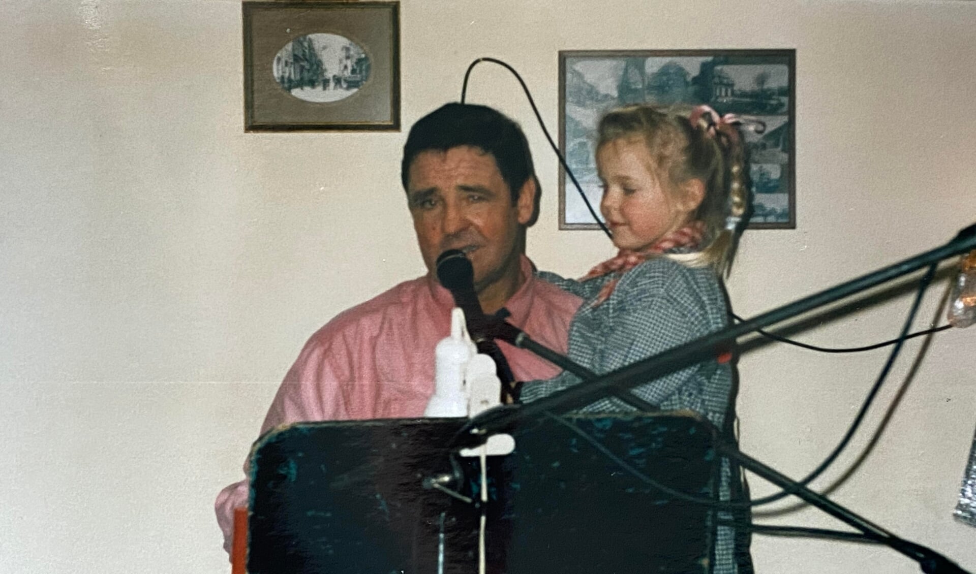 Een jonge Tiffany Perrier-Plugers met haar opa, Jacky van Dam. ,,Tijdens optredens mocht ik altijd op zijn schoot zitten."