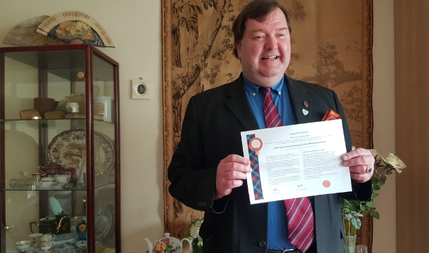 Anne Louis Cammenga toont het certificaat waarop zijn Laird-titel officieel staat vermeld.