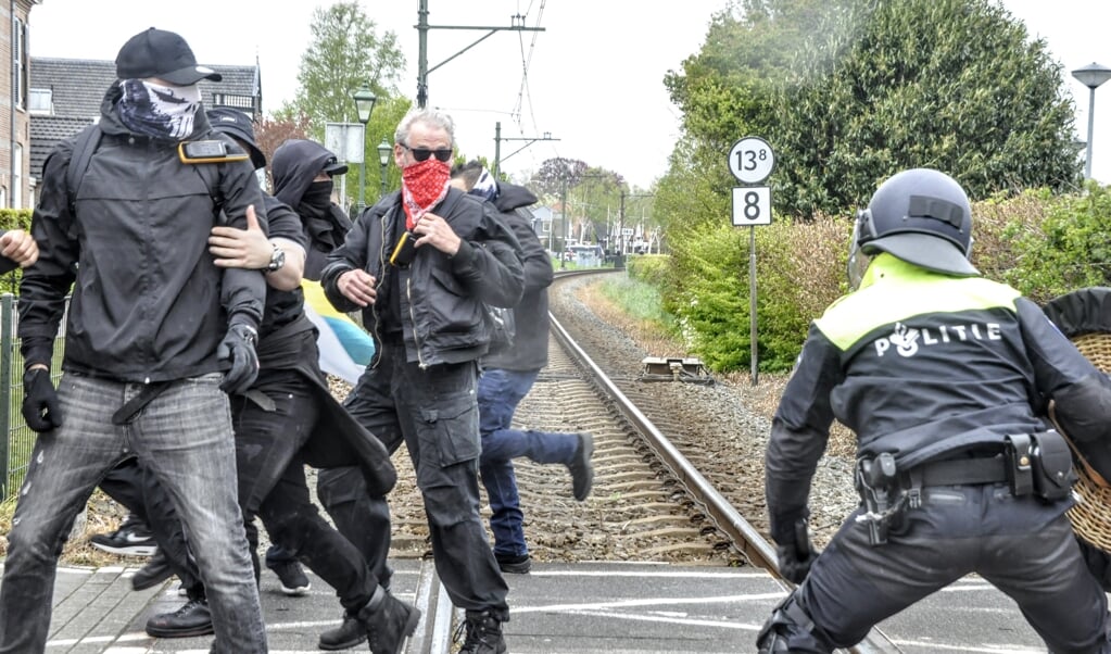 Betogers raakten tijdens de rellen in Barneveld slaags met de ME.