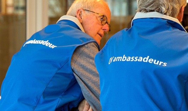 OV-ambassadeurs geven telefonische inlichtingen.