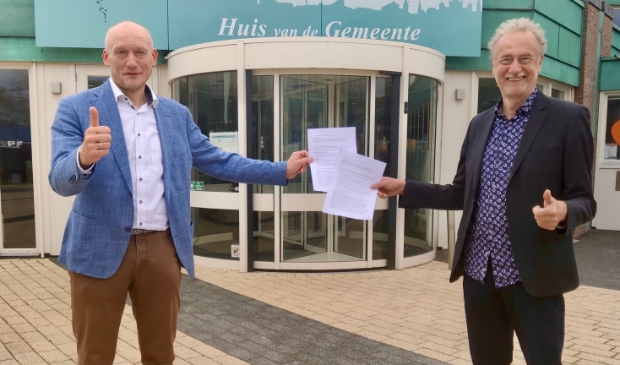 <p>Wethouder Hans Marchal en Henk Muis, voorzitter van de EigenWijkse Energie Coöperatie (EWEC) hebben op 11 mei een samenwerkingsovereenkomst getekend. </p>