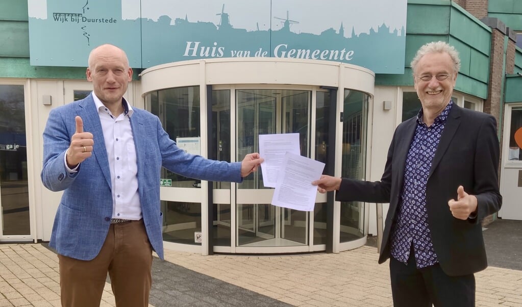 Wethouder Hans Marchal en Henk Muis, voorzitter van de EigenWijkse Energie Coöperatie (EWEC) hebben op 11 mei een samenwerkingsovereenkomst getekend. 