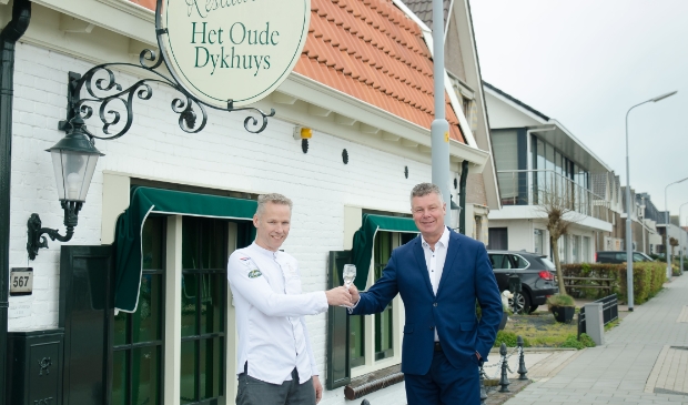 <p>André Geerlings (r) draagt hij het stokje over aan chef-kok Alfred van Dijk.</p>